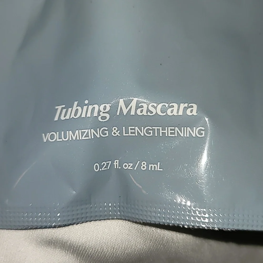 NEW PERSONA COSMETICS Volumizing Tubing Mascara in Black‎